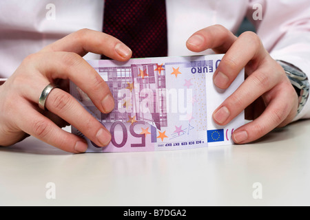 Geschäftsmann hält 500 Euro-Banknoten Stockfoto