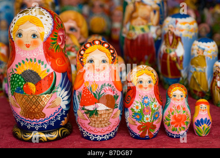 Eine Matrjoschka, Babuschka-Puppe oder eine russische verschachtelte Puppe, eine Puppe Nester innerhalb der anderen matrioshka Stockfoto