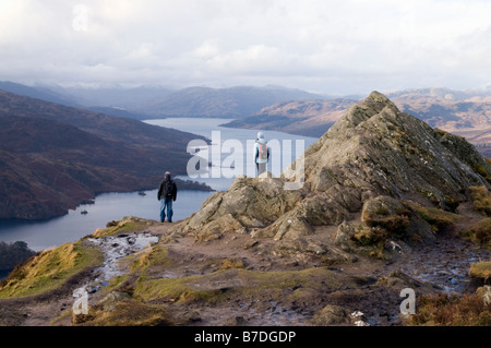 zwei Menschen, die genießen, die lohnende Blick über Loch Katrina aus Ben A'an Stockfoto