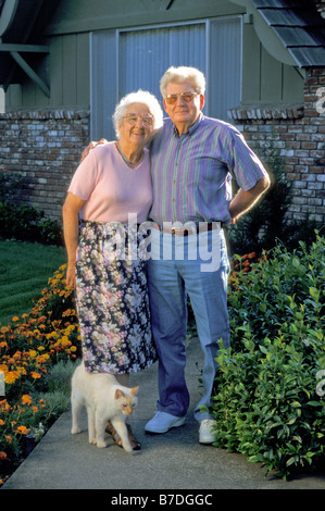 Seniorenpaar mit Hauskatze, Kalifornien, USA 1997 Stockfoto