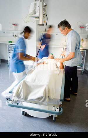 Ein Arzt hilft einen Patienten im Krankenhaus Stockfoto