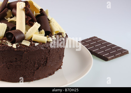 Eine ganze Schokolade Biskuit mit einer Tafel Schokolade. Stockfoto