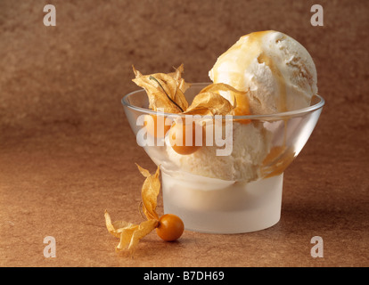 Eine Schüssel mit Eis Stockfoto