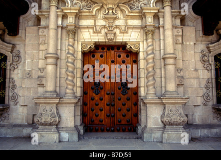 Holztüren, Eingang, Erzbischof's Palace, Palacio Arzobispal, heilige Gebäude, Plaza de Armas, Stadt der Provinz Lima, Lima, Peru, Südamerika Stockfoto