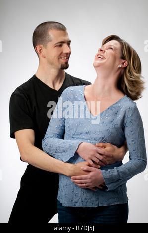 Mann und schwangere Frau im studio Stockfoto