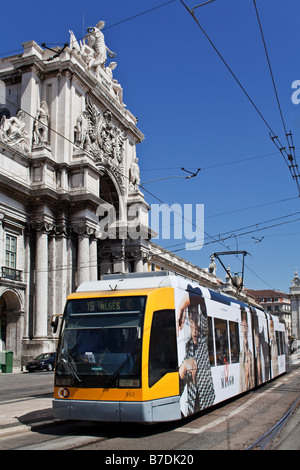 Neues Modell der Lissabonner Straßenbahnen vor Augusta Street Triumphal Arch Lissabon, Portugal Stockfoto