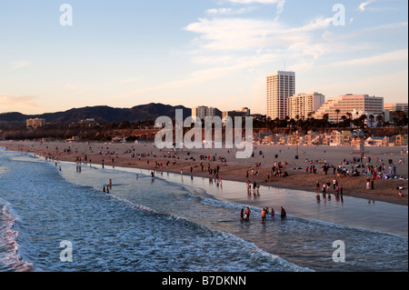 Blick auf Menschen und Gebäude vom Santa Monica Pier in Südkalifornien Stockfoto