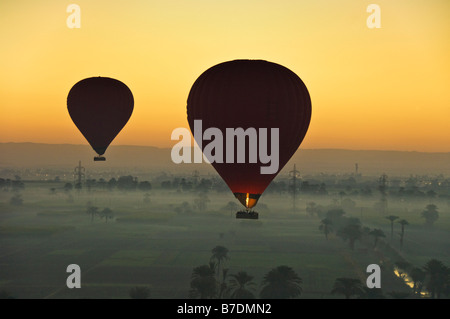 zwei Heißluftballons schweben über das Land westlich des Nils in Luxor bei Sonnenaufgang Ägypten Nahost Stockfoto