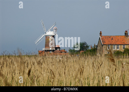 A Blick über die Sümpfe zu Cley Mill und Cley als nächstes das Meer, Norfolk. UK Stockfoto