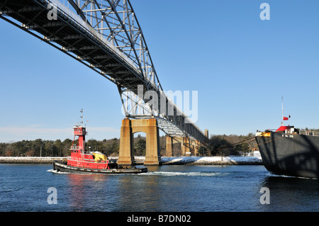 Tugboat ziehen doppelt geschälte Heizöl barge in der Cape Cod Canal unter der Bourne Brücke von Bouchard Transport Company, USA Stockfoto