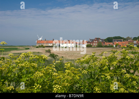 Ein Blick über die Sümpfe in Richtung Flintstone und rotem Backstein Häuser Cley als nächstes das Meer. Norfolk. UK Stockfoto