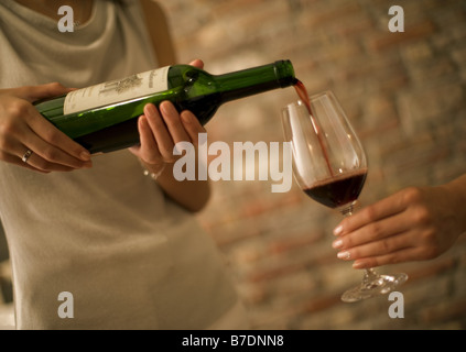 Frau Gießen Rotwein Stockfoto