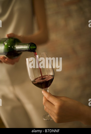 Frau Gießen Rotwein Stockfoto
