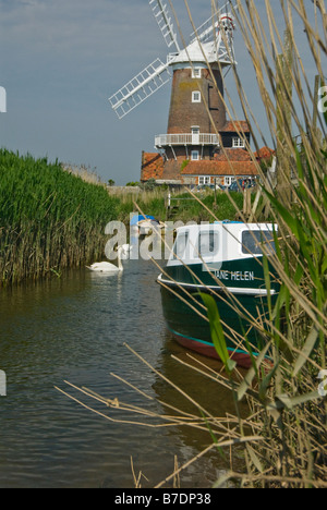 Ein Rückstau, Boote und Schwäne in der Nähe von Cley Mill, Cley neben das Meer, Norfolk. UK Stockfoto