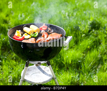 Grillen im Sommer-Wochenende. Frisches Fleisch und Gemüse auf Grill vorbereiten. Stockfoto