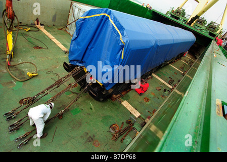 Kanadische hergestellt schwere Fracht Lokomotiven bei Newport Docks South Wales UK entladen wird Stockfoto