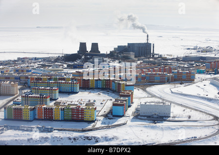 Kohle angetrieben umweltschädliche Station in der Nähe von Mehrfamilienhäusern, Anadyr Tschukotka Sibirien, Russland Stockfoto