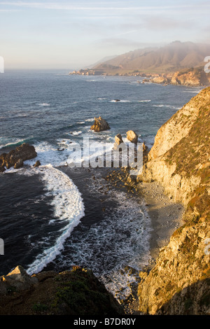 Pazifischen Ozean und die Küste angesehen bei Sonnenuntergang vom nördlich der Bixby Bridge, Highway 1, Big Sur, Kalifornien, USA Stockfoto