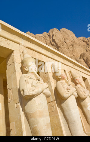 Fortaleza Osirid Statuen des weiblichen Pharao in der Tempel der Hatschepsut Westbank von Luxor Ägypten Middle East Stockfoto