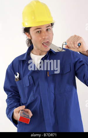 Bauarbeiter mit Tools beißen in Wagen Stockfoto