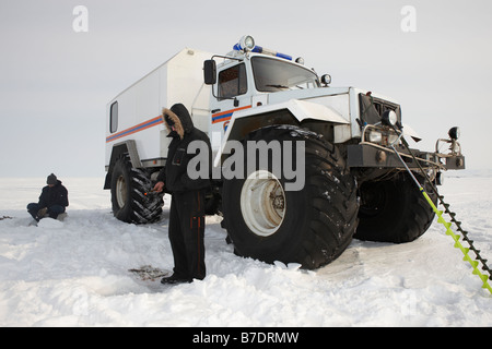 Eisfischen für Sud vor modifizierte LKW, Anadyr Tschukotka, Sibirien-Russland Stockfoto