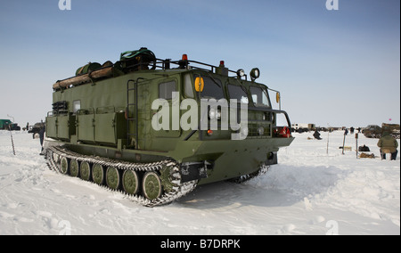 Eisfischen für Sud vor modifizierten Tank (Vezdekhod), Anadyr Tschukotka, Sibirien-Russland Stockfoto