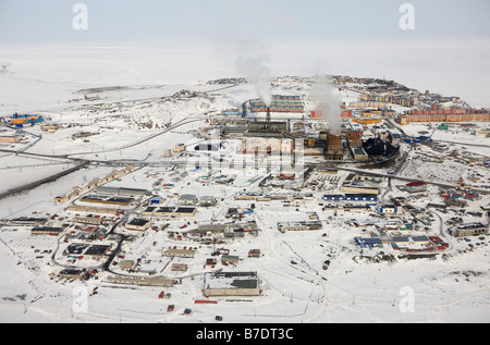 Kohle angetrieben umweltschädliche Kraftwerk in der Nähe von Mehrfamilienhäusern, Anadyr Tschukotka Sibirien, Russland Stockfoto