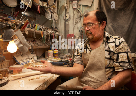 Künstler mit Schnitzereien in Werkstatt, Amguema, Tschukotka, Sibirien-Russland Stockfoto