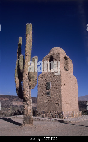 Torre de Santa Barbara und cardón Kaktus (Echinopsis atacamensis, ehemals Trichocereus sp), Humahuaca, Argentinien Stockfoto