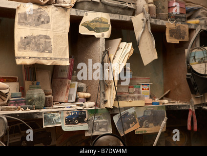 Bilder von alten Autos und Militärfahrzeuge in Künstler-Workshop, Amguema, Tschukotka, Sibirien-Russland Stockfoto