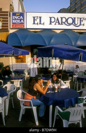 2, 2, peruanische Frauen im Restaurant, peruanische Frauen, Restaurant, Freunde sprechen, Parque Central, Miraflores, Lima, Lima, Peru Stockfoto