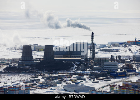 Kohle angetrieben umweltschädliche Station in der Nähe von Mehrfamilienhäusern, Anadyr Tschukotka Sibirien, Russland Stockfoto