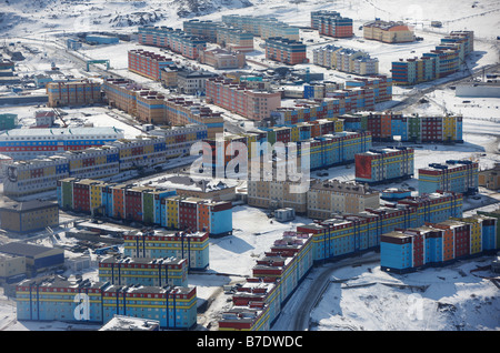 Bunte Mehrfamilienhäuser in Anadyr, Tschukotka Sibirien, Russland Stockfoto