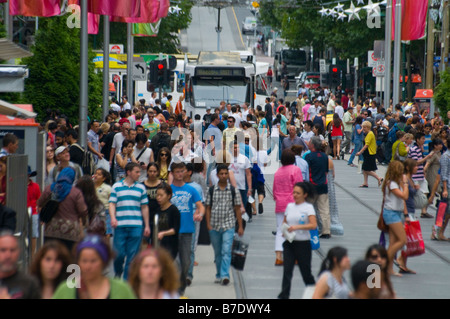 Einkaufsmassen in der Bourke Street in Melbourne, Australien, für die jährlichen Einkaufsverkäufe am Boxing Day vor covid19 Stockfoto