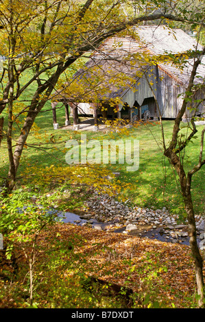 Alte Scheune und Stream im Herbst Stockfoto