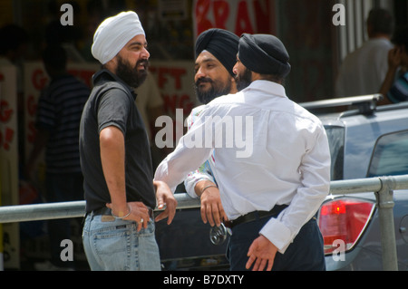 Drei indische Einwanderer Sikhs im Chat auf der Straße in Melbourne Australien Stockfoto