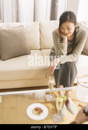 Frau trinkt Champagner Stockfoto