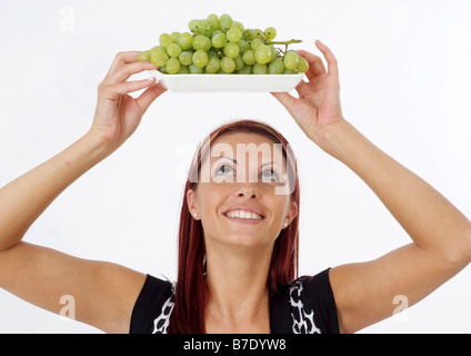 junge Frau mit Trauben Stockfoto