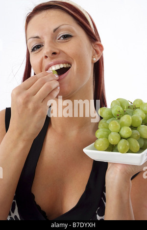 junge Frau mit Trauben Stockfoto