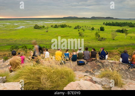 Touristen, die an einen Sonnenuntergang vom Ubirr mit Blick auf die Nardab Aue im Kakadu National Park Stockfoto