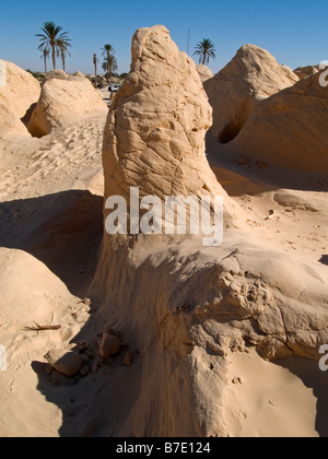 fantastische Formen in der tunesischen Wüste Sand nimmt Wind erodiert Stockfoto