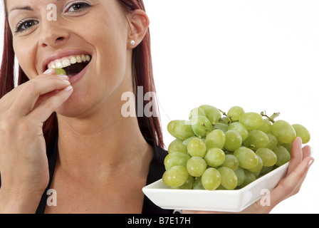 junge Frau mit Trauben Stockfoto