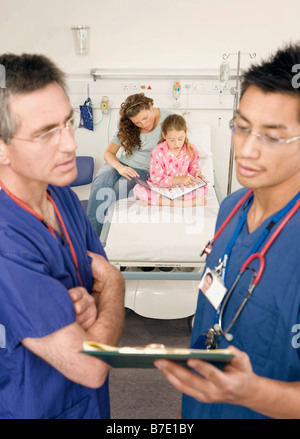 Ein Porträt von zwei Ärzten und Patienten Stockfoto