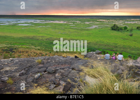 Touristen, die an einen Sonnenuntergang vom Ubirr mit Blick auf die Nardab Aue im Kakadu National Park Stockfoto