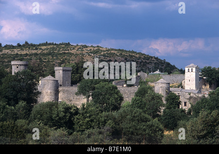 Türme und Mauern der befestigten Dorf von La Couvertoirade (Dorf des Templerordens), Larzac Hochebene, Aveyron, Frankreich Stockfoto