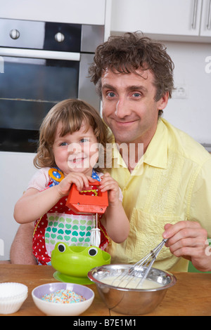 Vater und Tochter, Teig rühren Stockfoto