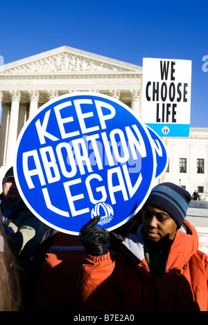 Pro-Leben und Pro-Choice-Anhänger halten Schilder vor der der US Supreme Court - Marsch für das Leben-Rallye 2009 - Washington, DC USA Stockfoto