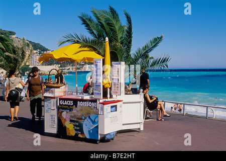 Eis Verkäufer an der Promenade des Anglais Stockfoto