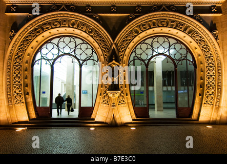 Kunstvoll geschnitzte Eingang Portikus zum Bahnhof Rossio in Lissabon Stockfoto