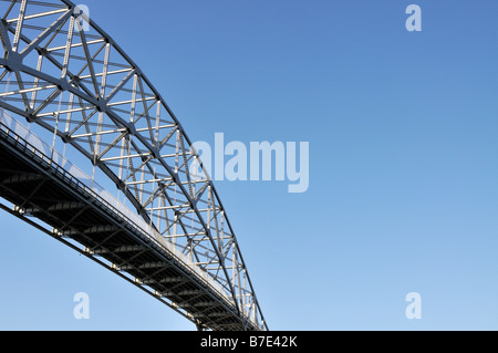 Abstrakte Ansicht einer Brücke genommen von unten nach oben Bourne Brücke über den Cape Cod Canal Stockfoto